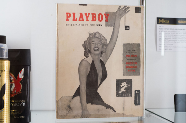 Die von Hefner aufbewahrte Erstausgabe des "Playboy" ließ sich ein Fan 31.250 Dollar kosten.