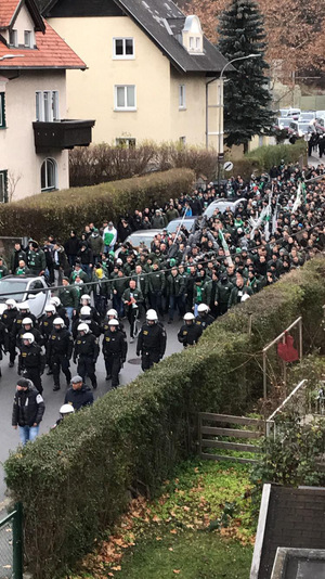 Die Polizei hatte alles unter Kontrolle und führte die geschätzten 500 Anhänger über das Bierstindl ins Stadion.