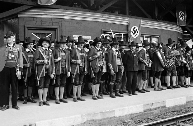 Anfang März 1938 standen sie noch unterm Kruckenkreuz für Kanzler Kurt Schuschnigg Spalier, am 5. April erwarteten die Schützen am Innsbrucker Hauptbahnhof schon Adolf Hitler.