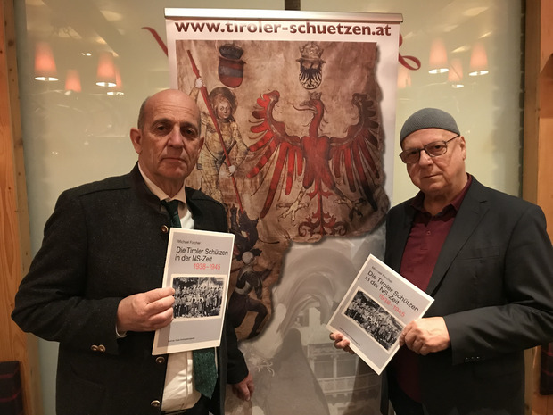 Schützenchef Fritz Tiefenthaler (l.) war treibende Kraft bei der historischen Aufarbeitung, Michael Forcher hat die NS-Geschichte aufgearbeitet.