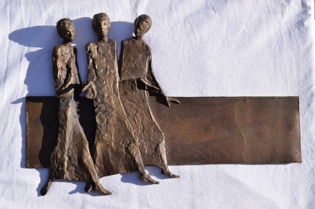 Das Emmaus-Motiv, ein Metall-Relief, stammt von Siegfried Krismer.