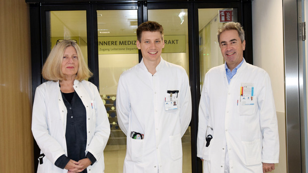 Den Ursachen von RLS auf der Spur: v.l.: die Neurologin Birgit Högl, Erstautor David Haschka und Internist Günter Weiss.