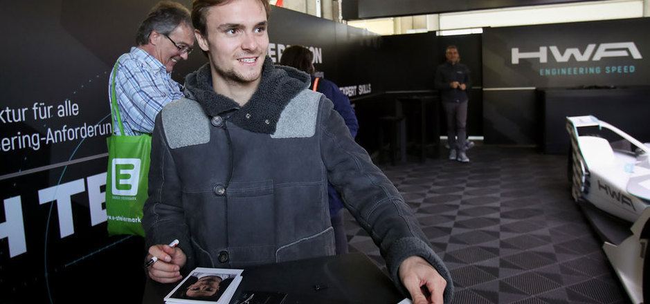 Lucas Auer schreibt künftig in der Souper Formula Autogramme.