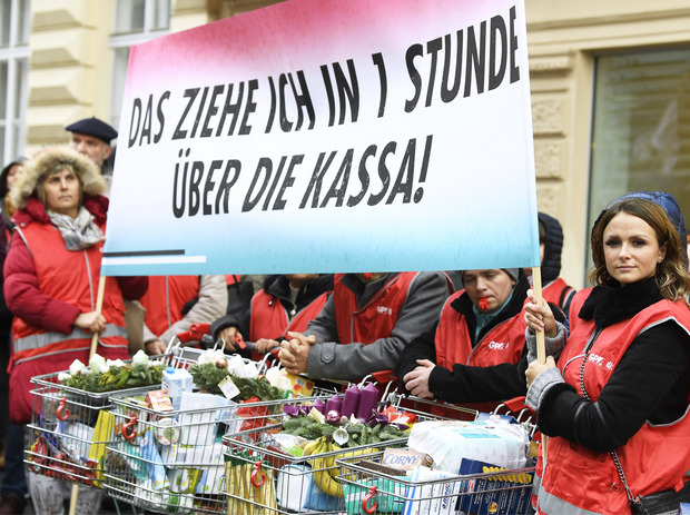 Handel-Betriebsräte bei einer Protestaktion vor der Wirtschaftskammer am Dienstag in Wien.