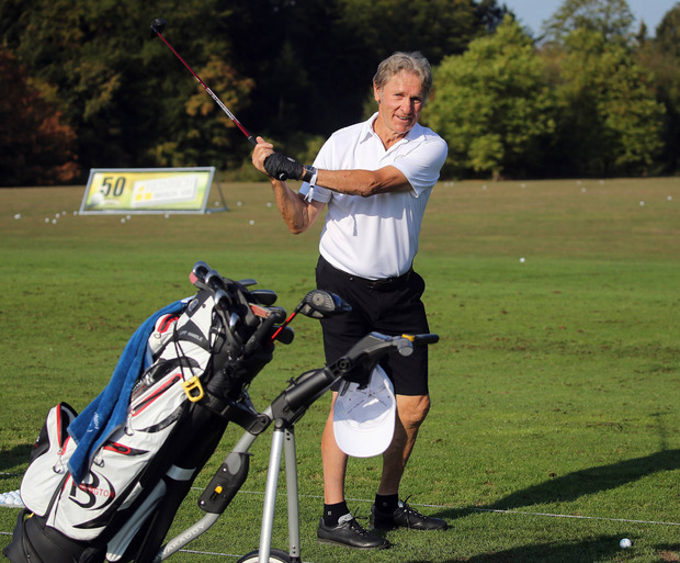 In der wohlverdienten Pension schwingt der Ex-Kicker den Golfschläger.