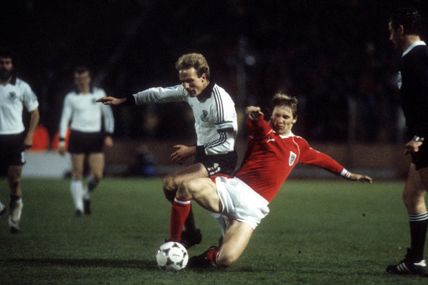Heißes Duell: Hattenberger schonte weder sich noch Gegner Karl-Heinz Rummenigge.