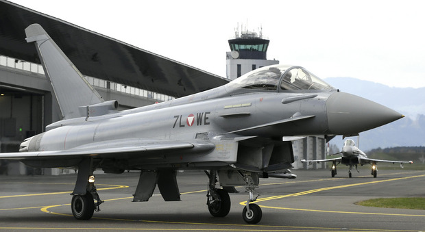Auslaufmodell oder Zukunftsperspektive? Eurofighter des Bundesheeres rollen in Zeltweg zum Start.