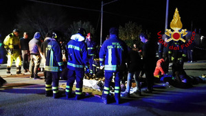Rettungskräfte versorgten die Verletzten auf offener Straße.