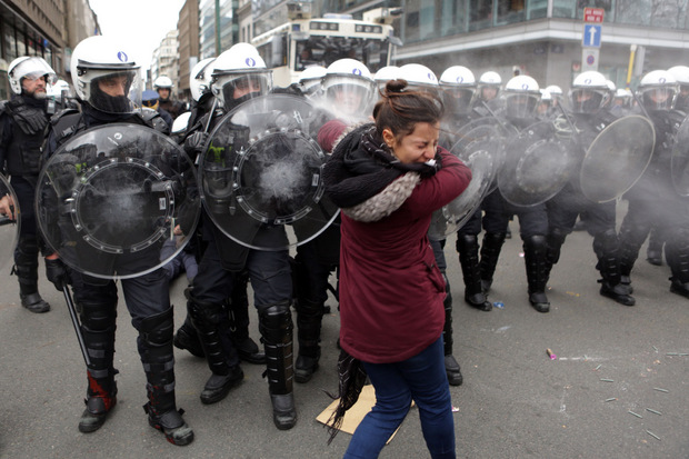 Die Polizei ging mit Wasserwerfern und Tränengas gegen die Demonstranten vor.