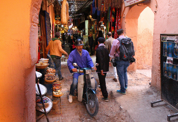 In den Souks sind trotz Fahrverbots oft motorisierte Zweiräder unterwegs.