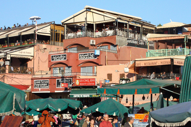 Rund um den Djemaa el Fna finden sich viele Cafés mit Dachterrassen.