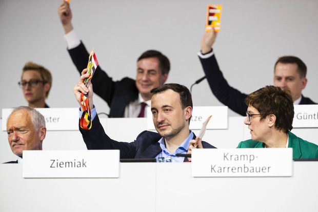 Neuer CDU-Generalsekretaer Paul Zemiak und CDU-Vorsitzende Annegret Kramp-Karrenbauer während einer Abstimmung beim 31. Parteitag der CDU.