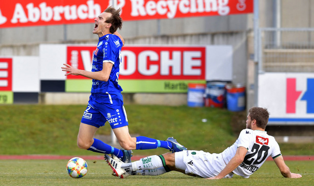 Dominik Baumgartner holte Florian Flecker ungestüm von den Beinen - es gab früh Elfmeter für Hartberg.