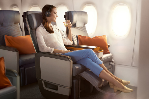 In der Premium Economy Class kann man die 17 Stunden mit mehr Beinfreiheit verbringen.