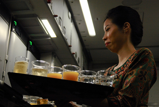Champagner für alle heißt es an Bord des Fluges Singapur–New York.