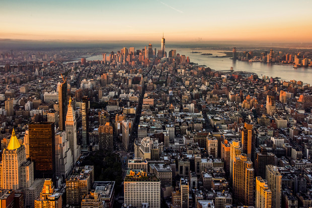 Bei der Ankunft bietet sich ein beeindruckender Blick auf Manhattan bei
Sonnenaufgang.