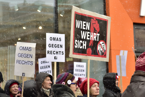 Auc die "Omas gegen Rechts" marschierten in Wien mit.