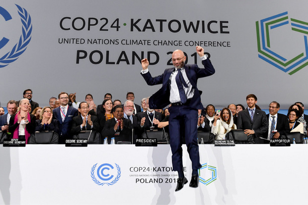 COP24-Präsident Michal Kurtyk springt nach Abschluss der Verhandlungen von der Bühne.