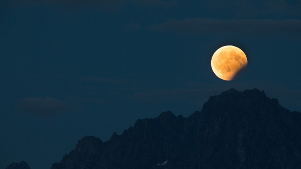 Partielle Mondfinsternis in den Ötztaler Alpen.