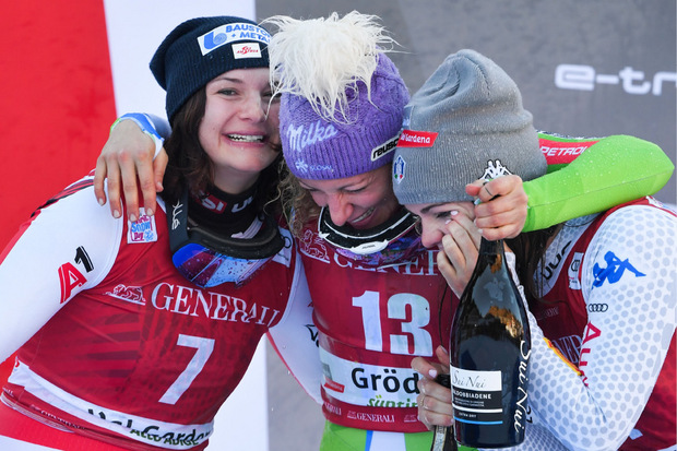 Eine Umarmung der Top drei, Ramona Siebenhofer, Ilka Stuhec und Nicol Delago, durfte freilich auch nicht fehlen.