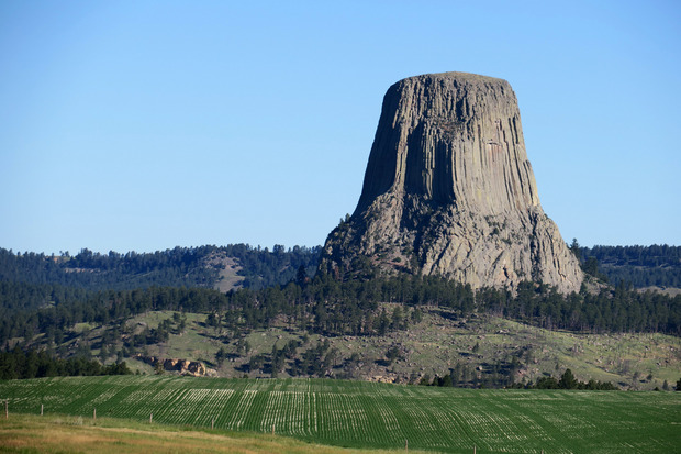 Der Devils Tower ragt 264 Meter in die Höhe.