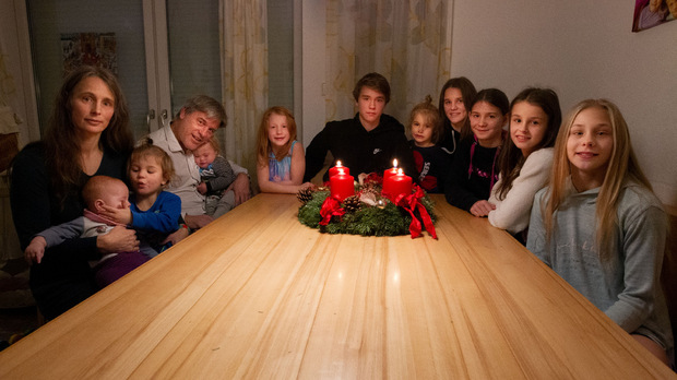 Ein seltener Moment – alle vereint am Familientisch.