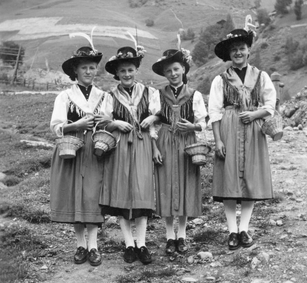 Die Blumenmädchen der MK Hopfgarten (1956): Hermine Blassnig, Annemarie Schneider, Mariedl Grimm, Ehrentraud Unterlercher (v. l.).
