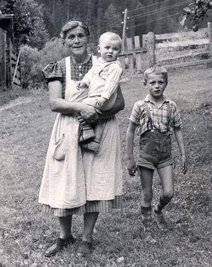 Elisabeth Steinkasserer mit Sohn Johann (r.) und Enkel Michael.