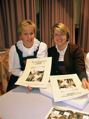 Kalendermacherinnen Agnes Ladstätter (l.) und Ottilie Stemberger.