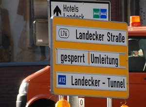 Die Hinweistafel zur Straßensperre befand sich in Landeck, in Zams gab es keine derartige Tafel.