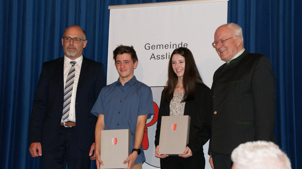 Van Staa (r.), Schneider (l.) und die Jungbürger mit der Asslinger Chronik.