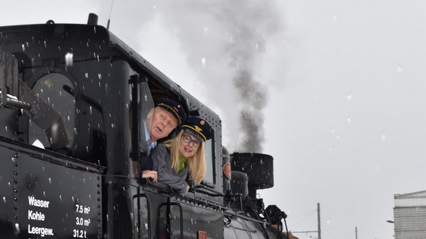 Einmal Lokführerin sein durfte Ministerin Margarete Schramböck im Silvesterdampfzug der Zillertalbahn.