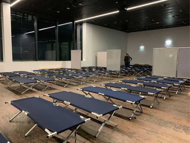 Am Flughafen versorgte das Rote Kreuz die Passagiere mit Decken und Feldbetten.