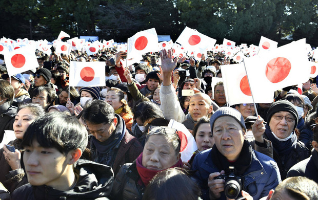 In einem Meer aus Nationalfähnchen blicken die Japaner noch einmal zu ihrem Monarchen auf.