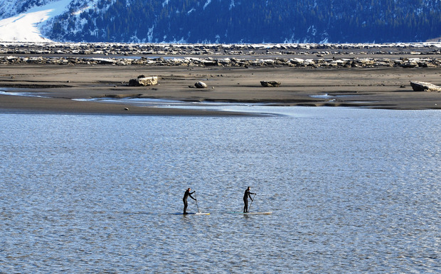Inzwischen hat sich SUP auch zum Wintersport etabliert, wie hier in Alaska.