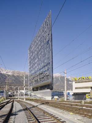 Aus rund 8000, einzeln in Alu gefassten, leicht gewölbten gläsernen Elementen ist die Hülle des Wohnturms des Pema 2 gepuzzelt.