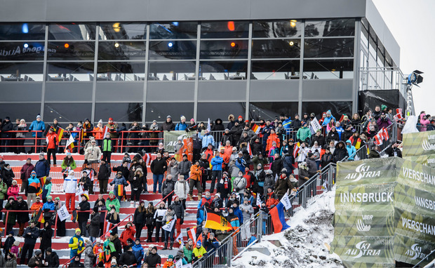 In der Qualifikation stimmten sich 4200 Zuschauer auf das Bergiselspringen am Freitag ein.