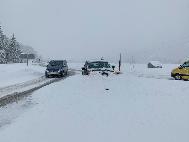Eine Fahrt mit Sommerreifen endete für einen Autolenker in Scharnitz im Tiefschnee.
