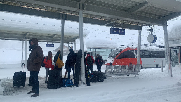 Auch im Bahnverkehr war am Sonntag Geduld gefragt, etwa in Hochfilzen.
