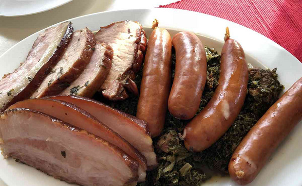 Der Lohn der Winter-Wattwanderer, die anschließende Mahlzeit: Grünkohl mit Kasseler und Kochwurst.