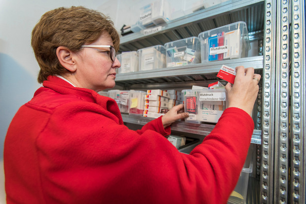 „Wir sind gut mit anderen sozialen Einrichtungen vernetzt“, erklärt Veronika Schneider, die Organisatorische Leiterin von medcare. Auch Apotheken spenden Medikamente.