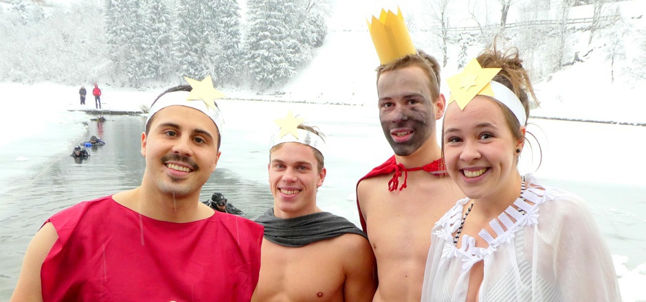 Die Reither Sternsinger wagten sich auch in den zwei Grad kalten Reither See.
