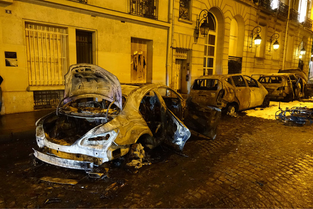 Demonstranten haben erneut Autos angezündet.