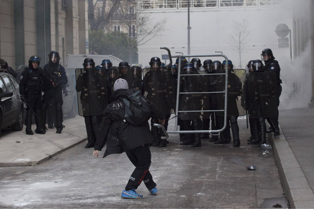 Neue Angriffe auf die Polizei in Paris.
