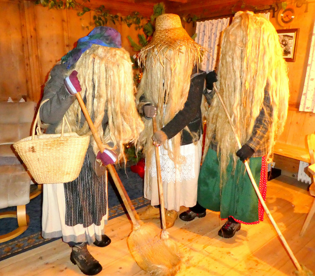 Im Alpbacher Zottenhof kehrten die Perchten traditionsgemäß mit einem Besen das Unglück aus dem Haus und das Glück hinein.
