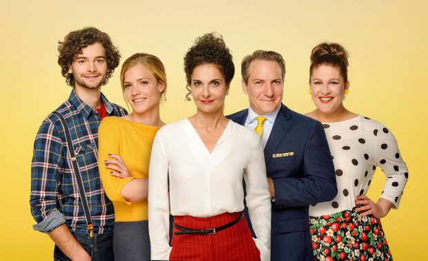 Aaron Karl, Miriam Fussenegger, Proschat Madani, Robert Palfrader, Selina Graf (v.l.) erzählen in der neuen ORF-Dramedy "Walking on Sunshine" von den Hochs und Tiefs des Lebens - in menschlicher und meteorologischer Sicht.