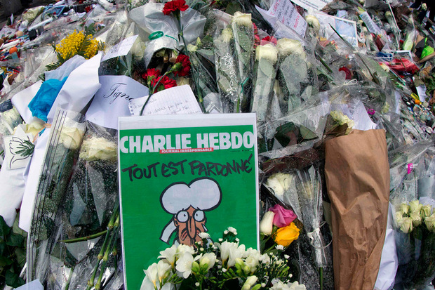 "Alles ist vergeben" mit einem weinenden Mohammed - dieses Cover zierte "Charlie Hebdo" nach dem Anschlag. Es wurde in etlichen Tageszeitungen weltweit - auch in der TT - auf der Titelseite reproduziert.