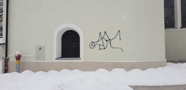 Nun verschandelten Vandalen die Wand an der Taufkapelle.