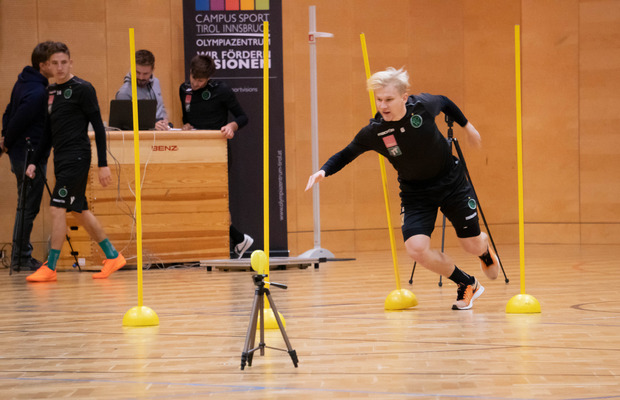 Wacker-Mittelfeldspieler Bryan Henning beim Trockentraining im Stangenwald.