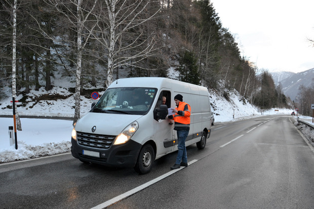 Holzer mit dem Plan der Ausweichrouten. Dieser Fahrer aus Ungarn trägt die Sperre mit Fassung.